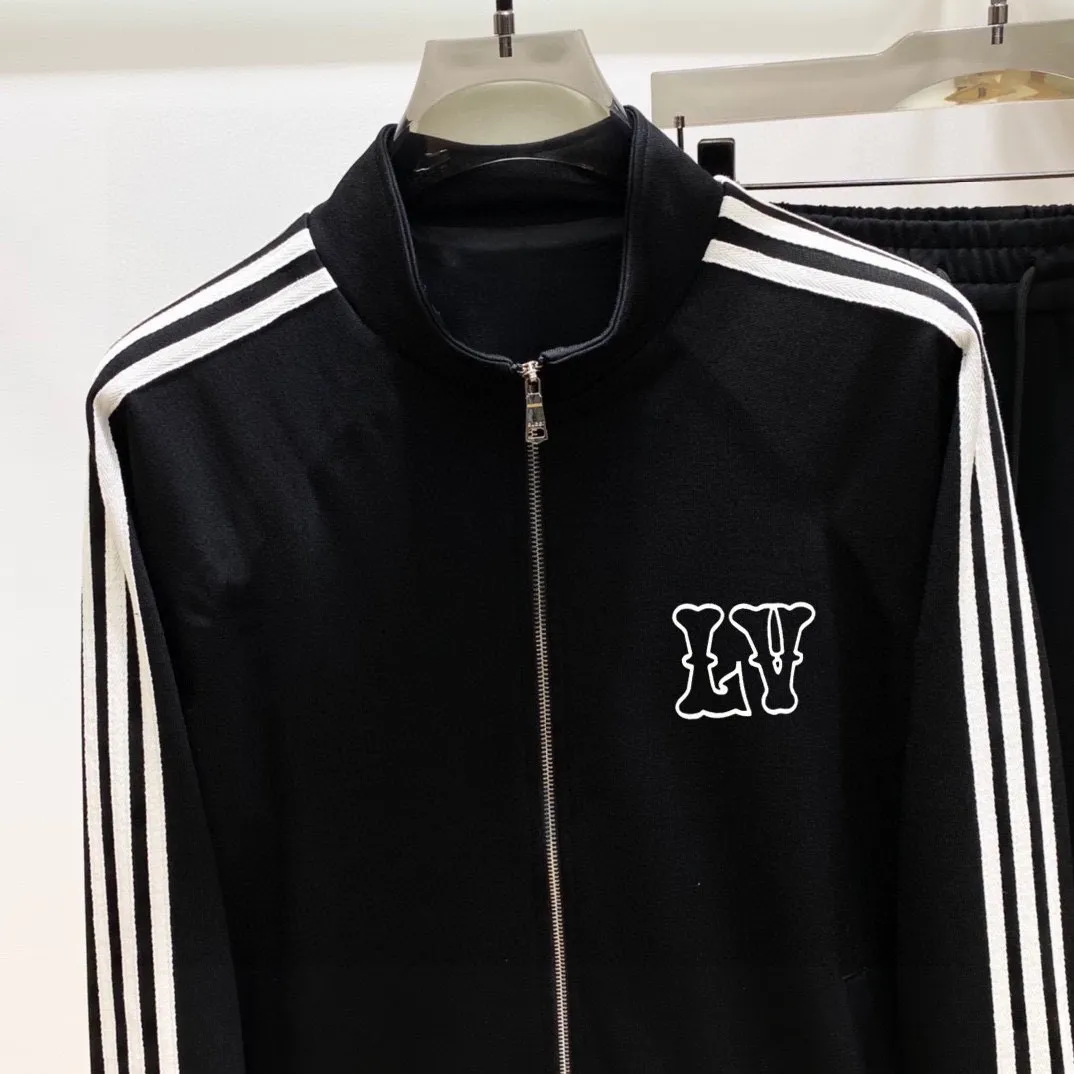 🅿️580 [LV Louis Vuitton] hot-selling suit is coming. Focus on the original version of the official website. 2025 new hot-selling cardigan and sweatshirt suit. The original order is the best. 🇭🇰The meticulous work of top designers for a fitting and perfect upper body effect. All-natural high-quality Tencel Roman cotton 100%, close-fitting comfort, noble and elegant! Original hardware embodies elegance and nobility! Counter size: M-3XL (maximum wear up to 190 pounds)